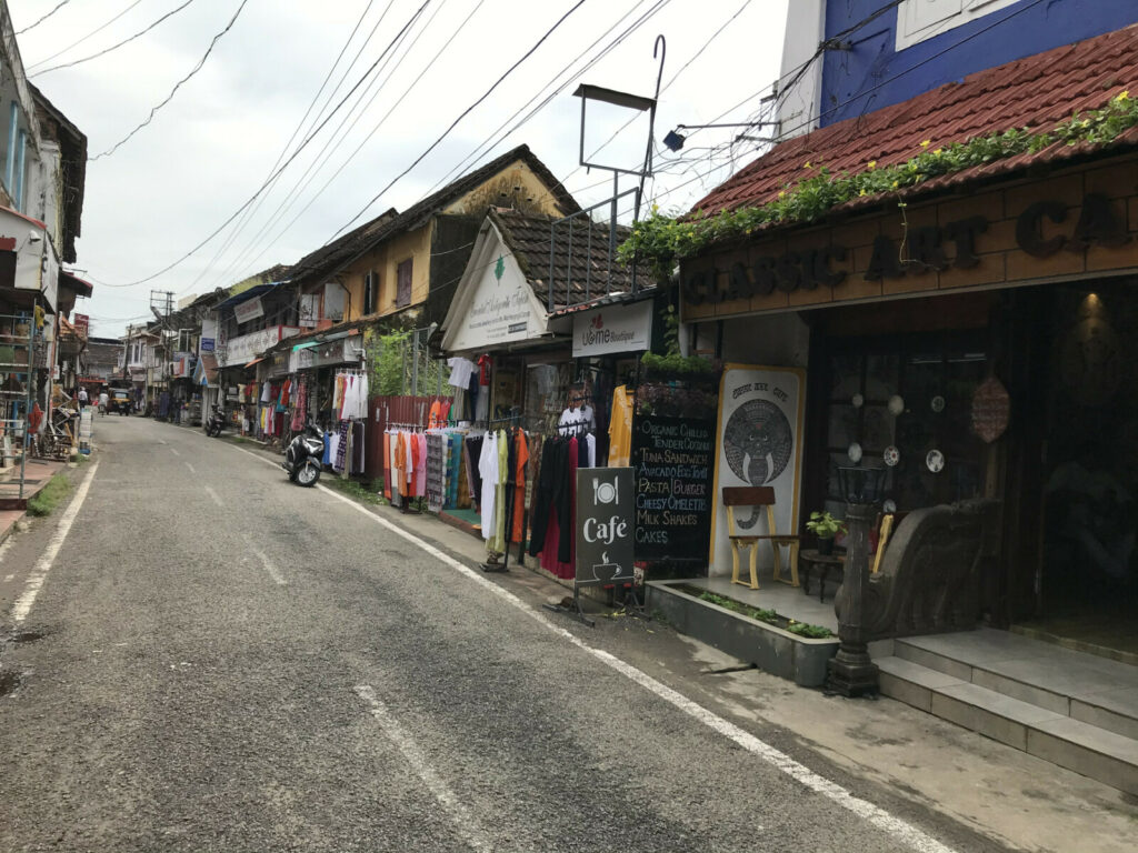 Eine Straße mit Läden und Cafés