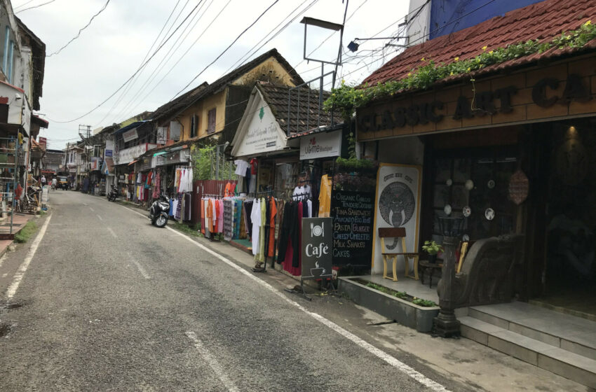 Una calle en Kochi con tiendas y cafés
