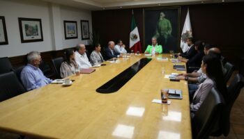 El equipo de MGI se reúne con el alcalde de Saltillo.